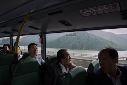 Pasajeros en el interior de un bus hacia Zhuhai, el 24 de octubre de 2018.