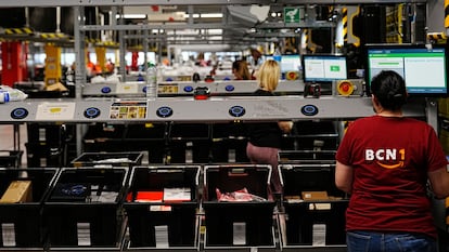 Una trabajadora del centro logístico de Amazon en El Prat de Llobregat (Barcelona).