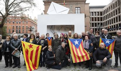 Un grupo de personas esperan acompañan al diputado catalán Francesc Homs, que el Tribunal Supremo juzgará por desobediencia al Tribunal Constitucional en relación con el 9N.