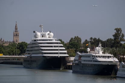 Varios cruceros atracados en el Guadalquivir con turistas que visitarán la Feria de Sevilla.