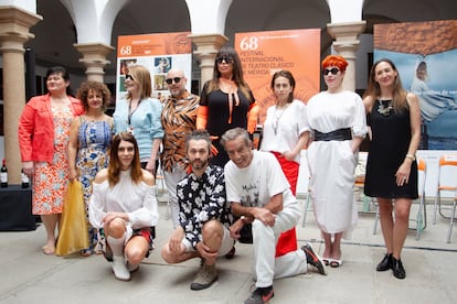 El equipo de 'Julio César' al completo, con Moria Casán en el centro de la segunda fila y José María Muscari a la izquierda.