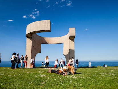 ‘Elogio del horizonte’, obra del escultor Eduardo Chillida, en el Cerro de Santa Catalina.