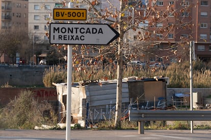 Barraca a pie de una rotonda, con edificios de Montcada al fondo.