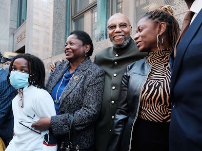 Muhammad Aziz (centro), con miembros de su familia y abogados, el jueves a las puertas del juzgado en Nueva York.