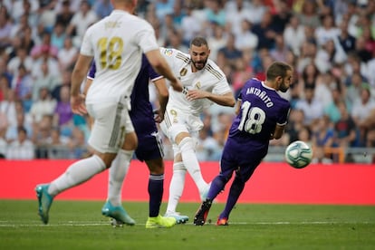 Karim Benzema, del Real Madrid, marca el primer gol contra el Real Valladolid.