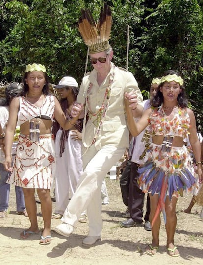27 de febrero de 2000. El príncipe de Gales, Carlos de Inglaterra, baila vestido según la tradición durante su visita a la selva de Iwokrama en la Guyana.