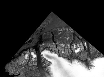 Grandes bloques de hielo del Ártico que se adentran en el estrecho de Nares se aprecian en esta imagen, tomada en diciembre de 2007, por el radar del satélite europeo 'Envisat