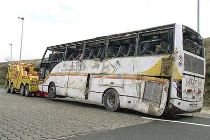 El autocar de línea París-Casablanca, después del accidente ocurrido cerca de Quintanapalla, Burgos.