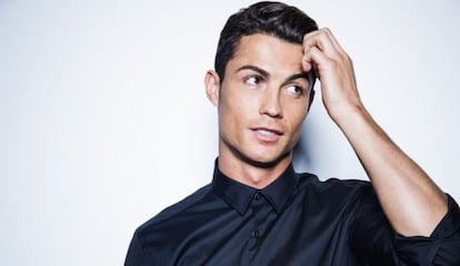 Cristiano Ronaldo posa con una de sus prendas.