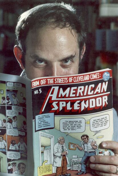 Harvey Pekar, en 1986, con uno de sus cómics <i>American splendor.</i>