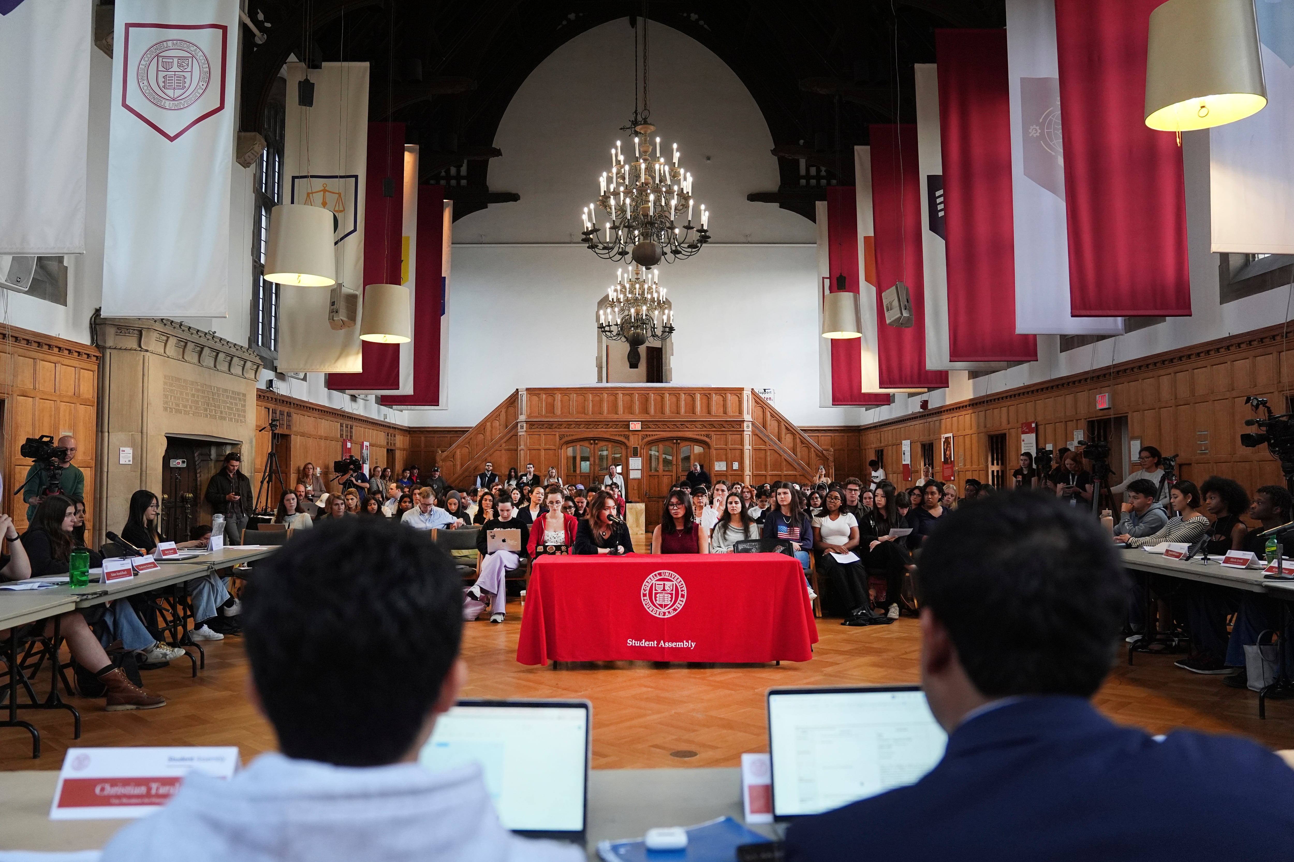 Cornell debería abolir sus fraternidades