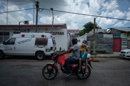 Una pareja pasa en motocicleta frente a la zona de Urgencias del Hospital General de Macuspana.
