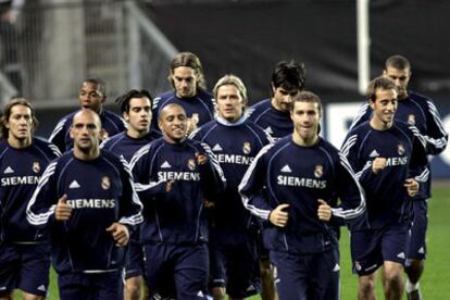 Helguera, al frente del grupo, durante el entrenamiento de ayer en el que acabó lesionado.