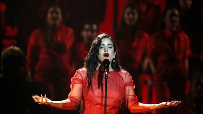 Su actuación en la gala de los Premios Goya es uno de los momentos más recordados. Vestida de rojo y acompañada por el coro Jove de l'Orfeó Catalá, Rosalía enmudeció al público al versionar el tema 'Me quedo contigo' de Los Chunguitos.