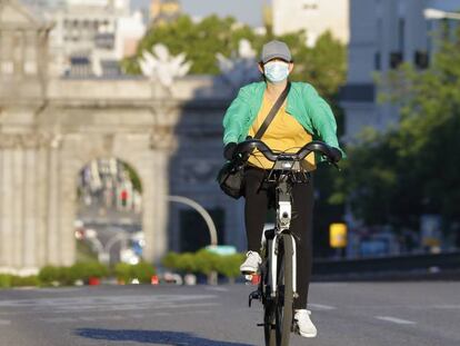 Una mujer pedalea durante la pandemia del Covid-19 en Madrid.