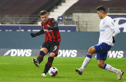 Jovic marca su segundo gol contra el Schalke 04 este domingo en Frankfurt.