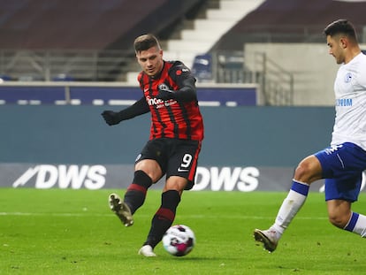 Jovic marca su segundo gol contra el Schalke 04 este domingo en Frankfurt.