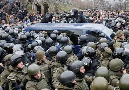 Agentes de la Policía ucraniana custodian el furgón donde transportan al expresidente georgiano.