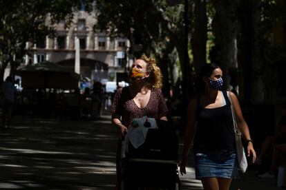 Dos mujeres con mascarillas caminan por el centro de Palma de Mallorca, este lunes.