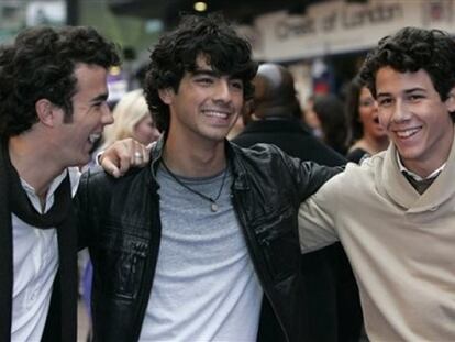 A sus 19 años, Joe Jonas, el cantante de los Jonas Brothers, es ya un veterano dentro del mundo del espectáculo y ha empezado a adentrarse en el conocimiento musical de otras culturas y ritmos de otros países
como España. De hecho, en una entrevista reciente, el mediano de los hermanos Jonas ha declarado que es fan de la música de nuestro país, aunque no entienda la letra. "Me gusta la música en español y las cantantes femeninas. No puedo entender lo que dicen, pero como un compositor puedo captarlo", ha dicho.