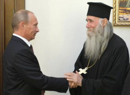 El primer ministro ruso, Vladímir Putin, saluda a un sacerdote ortodoxo durante su visita a Sujumi.