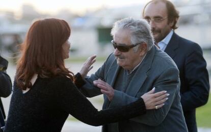 Fernandez y Mujica en el aeropuerto de Buenos Aires.