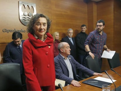 Lurdes Maiztegi en la firma del convenio en la Diputación de Gipuzkoa. 