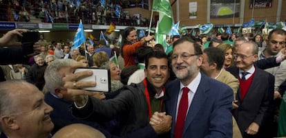 Mariano Rajoy se fotografía con un simpatizante en un mitin en Málaga.
