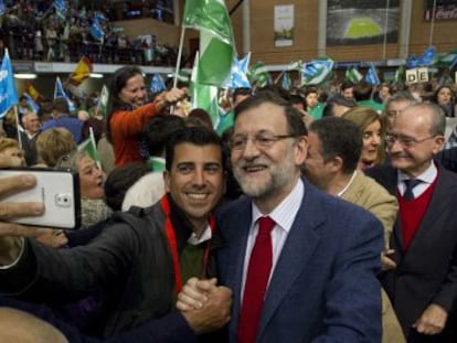 Mariano Rajoy se fotograf&iacute;a con un simpatizante en un mitin en M&aacute;laga.