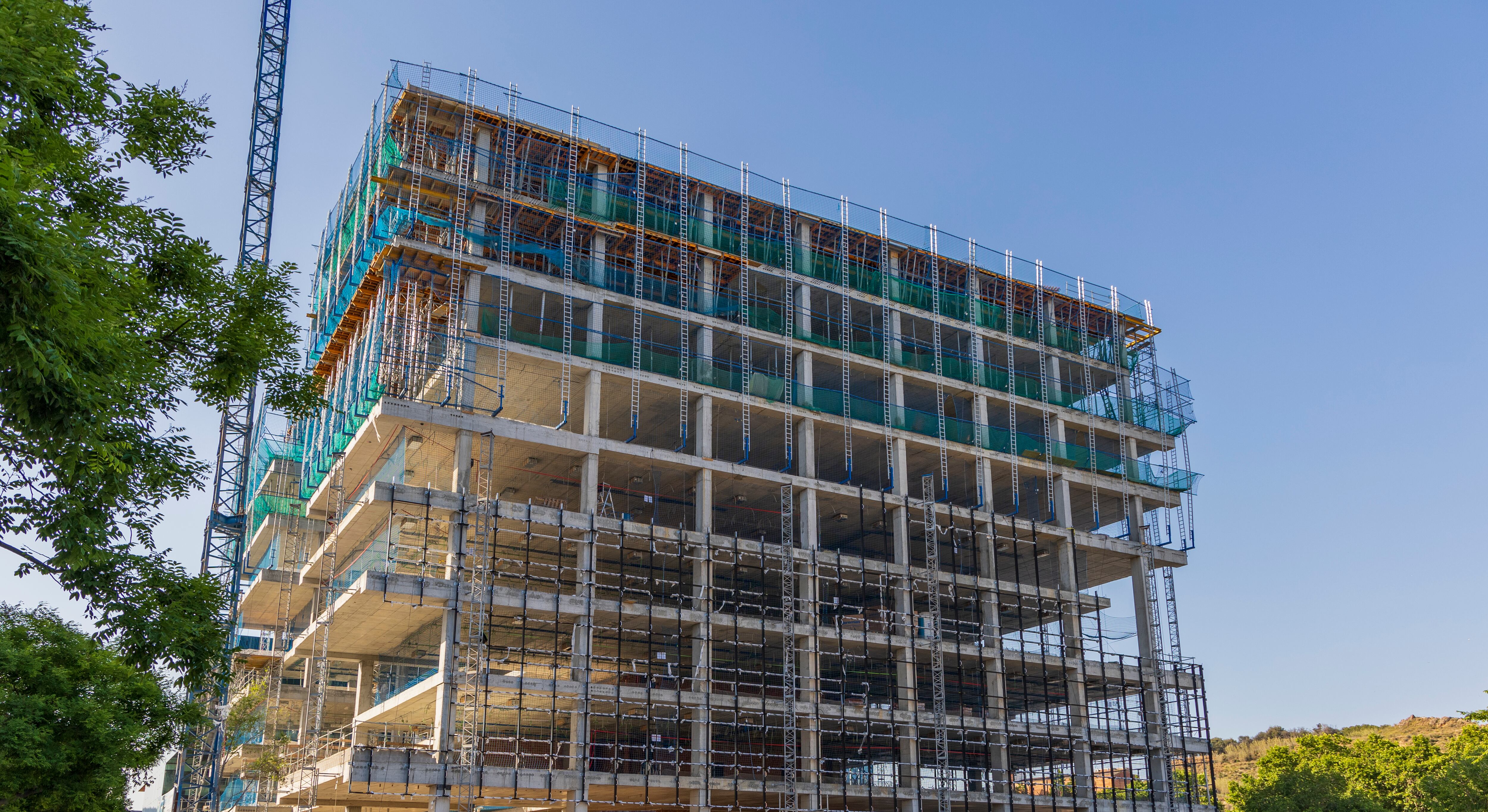 Edificio de oficinas en construcción.