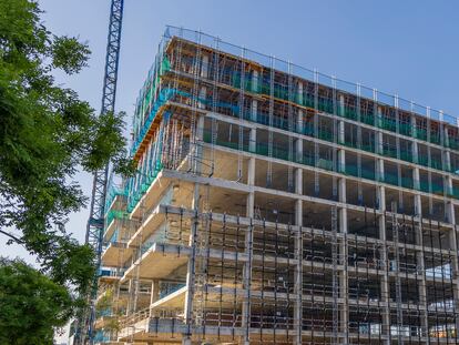 Edificio de oficinas en construcción.