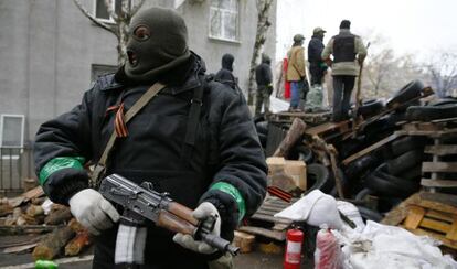 Un hombre armado protege una barricada en Slaviansk.