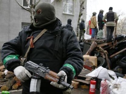 Un hombre armado protege una barricada en Slaviansk.