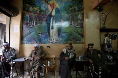 Un grupo de coptos en un local de Mokattam.
