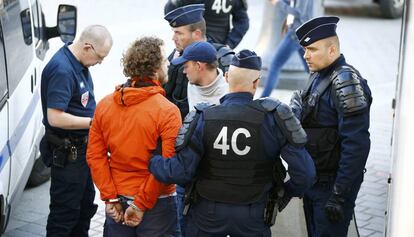 Un hincha ruso es detenido este miércoles en Lille.