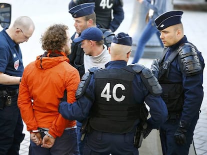 Un hincha ruso es detenido este miércoles en Lille.