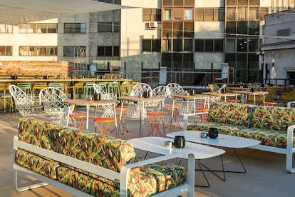 Entre el cielo y el cemento de Madrid. La terraza de la azotea del Generator se camufla entre edificios junto a la plaza de Santo Domingo, y se nutre de la vibrante atmósfera de la zona. De aire desenfadado y retro, es el lugar perfecto para tomar algo antes de ir al cine o a alguno de los espectáculos que pueden verse en la Gran Vía.