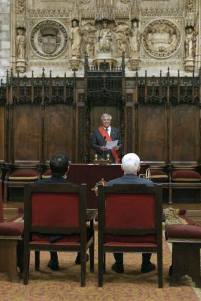 L'alcalde Joan Clos celebrant el primer matrimoni gai de Barcelona.