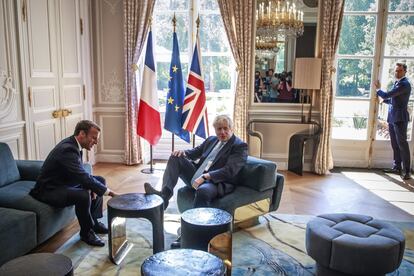 El presidente francés, Emmanuel Macrón (izquierda), junto al primer ministro británico, Boris Johnson (derecha), durante un encuentro en el palacio del Elíseo de París, el 22 de agosto de 2019. El presidente francés advirtió a Johnson de que no hay margen para renegociar el acuerdo del Brexit. Queda en este escenario la alternativa del Brexit duro, un divorcio a las bravas cuyo impacto económico en el Reino Unido y en el resto de Europa puede ser considerable.