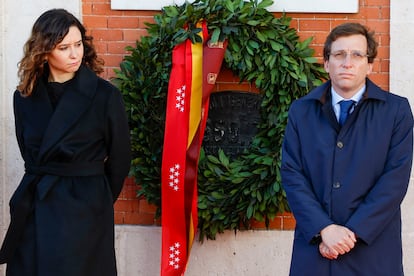 La presidenta de la Comunidad de Madrid, Isabel Díaz Ayuso, junto al alcalde de la capital, José Luis Martínez-Almeida, durante la ofrenda floral en la Puerta del Sol, en Madrid.
