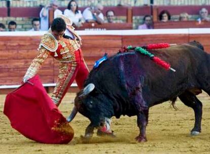 El Fandi en un momento de la corrida de ayer.