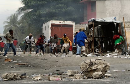 Haitianos lanzan piedras contra el cuartel general del Consejo Provisional Electoral, tras conocerse los resultados de la primera vuelta.