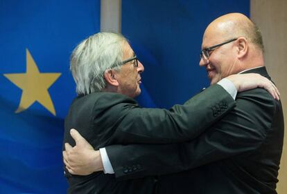 Juncker saluda al ministro de Finanzas alem&aacute;n en funciones.