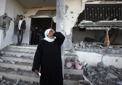 Una mujer se lamenta de los destrozos causados por los bombarderos israelís en el norte de la franja de Gaza.