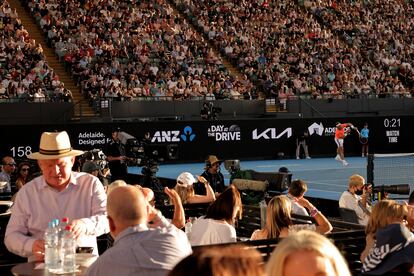 Rafa Nadal sirve este viernes en un partido en Adelaida (Australia).