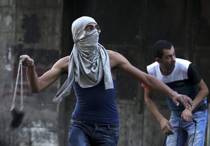 Palestinos lanzan piedras contra los soldados israelíes en la ciudad cisjordana de Hebrón.