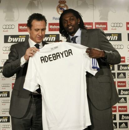 Adebayor, junto a Jorge Valdano, durante su presentación como jugador del Real Madrid.