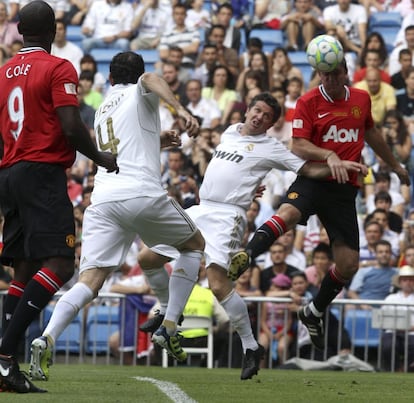 Miguel Porlán 'Chendo' y Fernando Hierro pugnan por el balón con Andy Cole y Teddy Sheringham