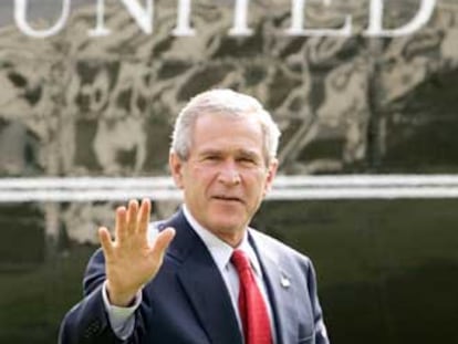 George W. Bush saluda a los periodistas en los jardines de la Casa Blanca el viernes.