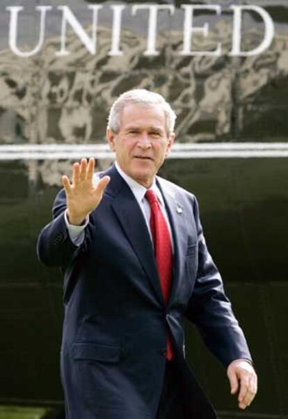 George W. Bush saluda a los periodistas en los jardines de la Casa Blanca el viernes.